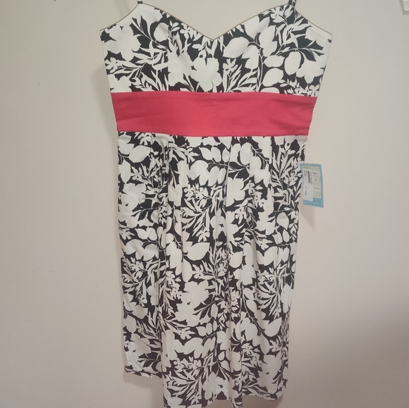 BNWT Knee length black and white floral dress - Picture 1 of 4